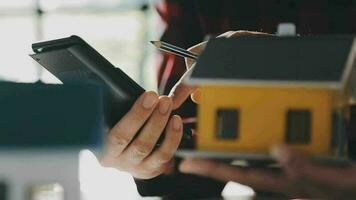 costruzione e struttura concetto di ingegnere Lavorando disegno su planimetria incontro per progetto Lavorando con compagno su modello edificio e ingegneria utensili nel Lavorando luogo, costruzione concetto. video