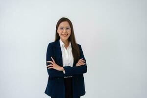 retrato de inteligente y contento joven pensativo asiático negocio mujer pensar para nuevo ideas en aislado blanco antecedentes. concepto de publicidad márketing y producto colocación. foto