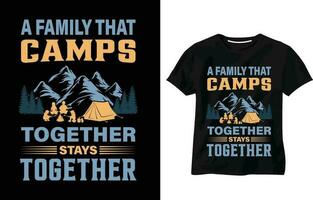 cámping camiseta diseño, un familia ese campamentos, antiguo, al aire libre camisetas, camper tipografía, Clásico tipografía diseño con hoguera, oso, hombre con guitarra y bosque silueta. vector