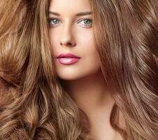 peinado, belleza y pelo cuidado, hermosa mujer con largo natural marrón cabello, glamour retrato para pelo salón y cuidado del cabello foto