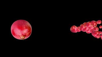 Granatapfel Essen Obst platzen von im schwarz Hintergrund video