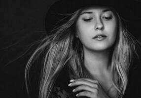 hermosa rubia mujer vistiendo un sombrero, artístico película retrato en negro y blanco para Moda Campaña y belleza marca foto