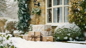 Navidad regalos entrega, postal Servicio y fiesta regalos en línea compras, envuelto paquete o empaquetar cajas en un país casa peldaño en un nevando invierno, generativo ai foto