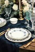 formal fiesta paisaje de mesa con azul decoración, cena mesa configuración, mesa bohordo con elegante vajilla y vajilla para Boda fiesta y evento, generativo ai foto