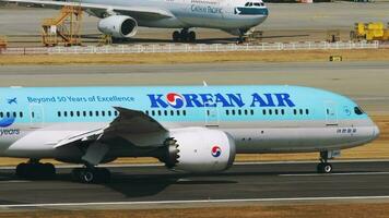 hong kong noviembre 07, 2019 - pasajero boeing 787 de coreano aire salida a chek regazo kok internacional aeropuerto, hong kong hkg. avión aceleración antes de despegar. tráfico a un ocupado aeropuerto video