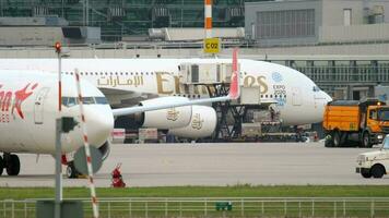 Düsseldorf, Alemania julio 21, 2017 - cargando comida y equipaje en tablero un emiratos aerobús a380 a dusseldorf internacional aeropuerto, Alemania dus. video