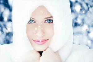 contento vacaciones, estilo de vida y invierno moda, hermosa mujer vistiendo blanco mullido piel abrigo, nevando nieve en Nevado bosque naturaleza como Navidad, nuevo año y fiesta retrato foto