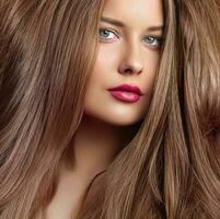 peinado, belleza y pelo cuidado, hermosa mujer con largo natural marrón cabello, glamour retrato para pelo salón y cuidado del cabello foto