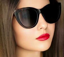 belleza, Moda y estilo, cara retrato de hermosa mujer vistiendo elegante gato ojo Gafas de sol y rojo lápiz labial constituir, lujo accesorio y verano estilo de vida, glamour y elegante Mira foto