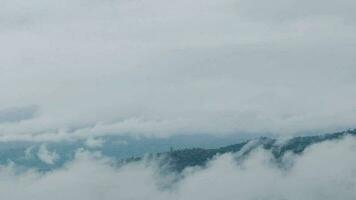 berg räckvidd med synlig silhuetter genom de morgon- färgrik dimma. video
