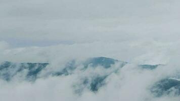 montanha alcance com visível silhuetas através a manhã colorida névoa. video