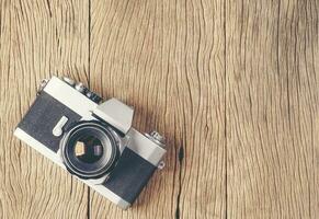Clásico antiguo película cámara en madera tablero foto