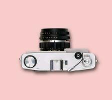 Clásico antiguo película cámara en rosado antecedentes foto