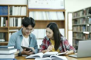 joven estudiantes instalaciones ayuda amigo atrapando arriba y aprendiendo. foto