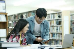 joven estudiantes instalaciones ayuda amigo atrapando arriba y aprendiendo. foto