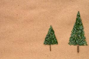 verde srpuce agujas Navidad árbol modelo en arte reciclado papel. ecológico mínimo diseño para fiesta tarjeta postal. eco amigable, cero desperdiciar, reciclar, bricolaje, naturaleza concepto. plano, laico afuera, parte superior ver foto