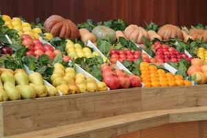 surtido de Fresco orgánico vegetales y frutas a mercado. granjero tienda. concepto de bio productos vegetariano dieta, sostenible estilo de vida. sano natural comida a tienda de comestibles almacenar. monitor en supermercado foto