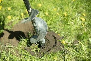 perforar para excavación arriba tierra. plantando herramienta. excavado suelo. foto