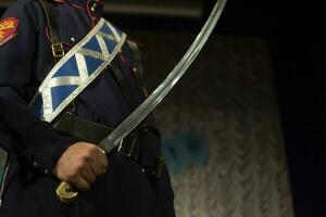 pelea confusa arma en mano. cosaco participación sable. espada cuchilla. foto