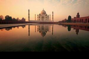 el asombroso taj mahal Monumento como el Dom conjuntos, creando un maravilloso reflexión en un cerca piscina. el calentar matices de el puesta de sol iluminar el escena, destacando foto