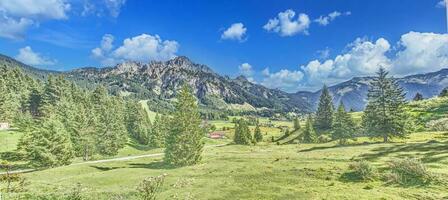 panorama terminado el montaña macizo rutina flueh en el austriaco tannheimer tal desde el krinnenalpe foto