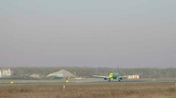 lange Schuss durch das Dunst, Flugzeug Bremsung nach Landung auf das Runway. Tourismus und Reise Konzept video