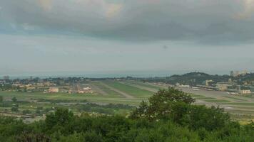 lasso di tempo panoramico Visualizza di il aeroporto nel giorno traffico. nuvole galleggiante meravigliosamente al di sopra di il città. panoramico Visualizza di il pista di decollo video