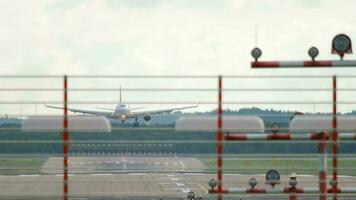 Jet aereo atterraggio a aeroporto. aereo atterraggio Ingranaggio tocchi pista di decollo. video