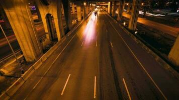 Zeit Ablauf von Autos auf Stadt Straßen Nacht Aussicht von das der Verkehr Marmelade von das Himmel Zug Bahnhof im das Hauptstadt Stadt von Bangkok, Thailand. video