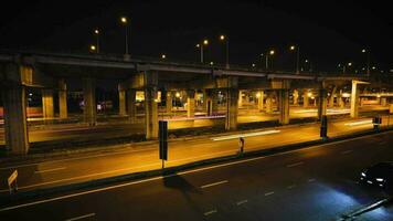 tid upphöra av bilar på stad vägar natt se av de trafik sylt av de himmel tåg station i de huvudstad stad av Bangkok, thailand. video