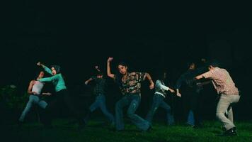 une groupe de asiatique gens dans ancien vêtements dansant avec Couleur poudre avec leur copains video