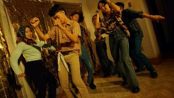 ein Gruppe von asiatisch Jugendliche feiern Abschlussball Nacht Party und Tanzen mit ihr freunde mit ein Jahrgang Konzept video
