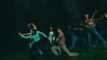 une groupe de adolescents Danse ensemble tandis que portant jeans et jeter coloré poudres dans le air video