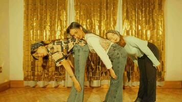 un grupo de asiático personas bailando retro estilo en frente de dorado cortinas ese relucir terminado el danza piso video