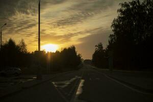 la carretera a puesta de sol. vacío pista. noche en carretera. foto