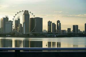 Singapur volantes, un grande observación rueda ese se sienta entre el rascacielos eso es otro atracción ese es adecuado para admirativo el espectacular puntos de vista de Singapur. foto