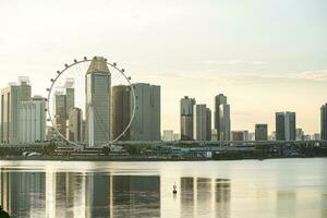 Singapur volantes, un grande observación rueda ese se sienta entre el rascacielos eso es otro atracción ese es adecuado para admirativo el espectacular puntos de vista de Singapur. foto