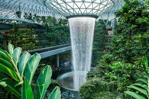 el lluvia vórtice, cuales el joya llamadas otro realce de Singapur Changi aeropuerto, es el mas grande y más alto interior cascada en el mundo a 130 pies alto. foto