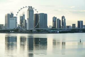 Singapur volantes, un grande observación rueda ese se sienta entre el rascacielos eso es otro atracción ese es adecuado para admirativo el espectacular puntos de vista de Singapur. foto