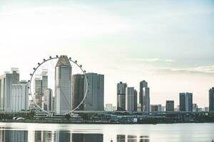 Singapur volantes, un grande observación rueda ese se sienta entre el rascacielos eso es otro atracción ese es adecuado para admirativo el espectacular puntos de vista de Singapur. foto