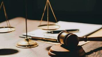 rättvisa och lag koncept.manlig domare i en rättssal med klubban, arbetar med, dator och dockningstangentbord, glasögon, på bordet i morgonljus video