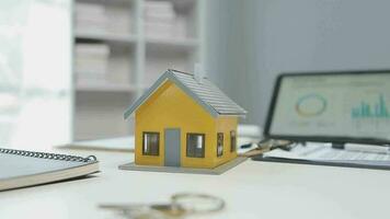 verklig egendom ombud och kund signering kontrakt till köpa hus, försäkring eller lån verklig gods.hyra en hus, få försäkring eller lån verklig egendom eller fast egendom. video