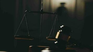 rättvisa och lag koncept.manlig domare i en rättssal med klubban, arbetar med, dator och dockningstangentbord, glasögon, på bordet i morgonljus video