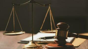 rättvisa och lag koncept.manlig domare i en rättssal med klubban, arbetar med, dator och dockningstangentbord, glasögon, på bordet i morgonljus video