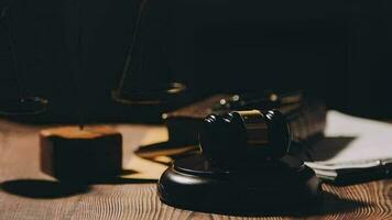 rättvisa och lag koncept.manlig domare i en rättssal med klubban, arbetar med, dator och dockningstangentbord, glasögon, på bordet i morgonljus video