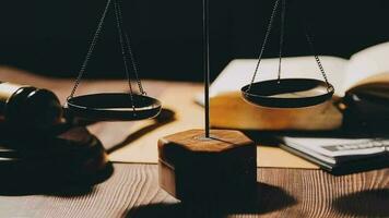 rättvisa och lag koncept.manlig domare i en rättssal med klubban, arbetar med, dator och dockningstangentbord, glasögon, på bordet i morgonljus video