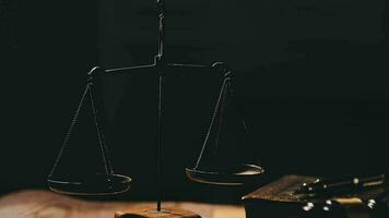 rättvisa och lag koncept.manlig domare i en rättssal med klubban, arbetar med, dator och dockningstangentbord, glasögon, på bordet i morgonljus video