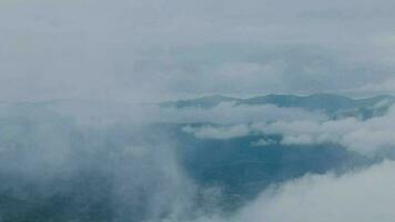 berg räckvidd med synlig silhuetter genom de morgon- färgrik dimma. video