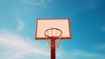 Aro de baloncesto sobre un fondo de cielo azul foto