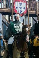 el medieval mercado de óbidos, Portugal es un evento de histórico animación relleno eso con color, música, huele y período disfraces de el medio siglos foto